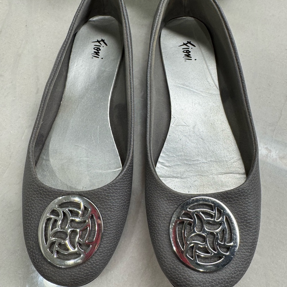 Fioni Flat Shoe with Chrome Medallion Gray Size 7